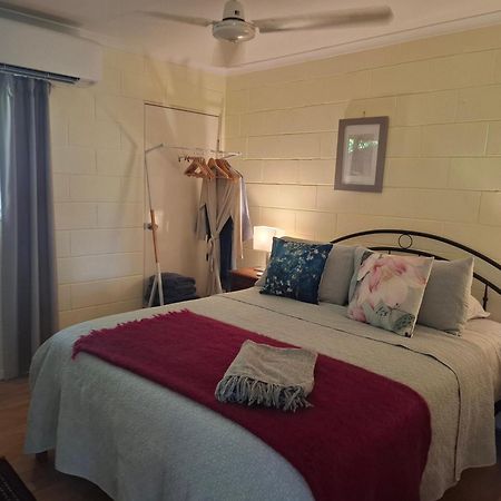 J & Ella'S Holiday House - 1 Bedroom, 1 Bathroom Home Cooktown Exterior foto