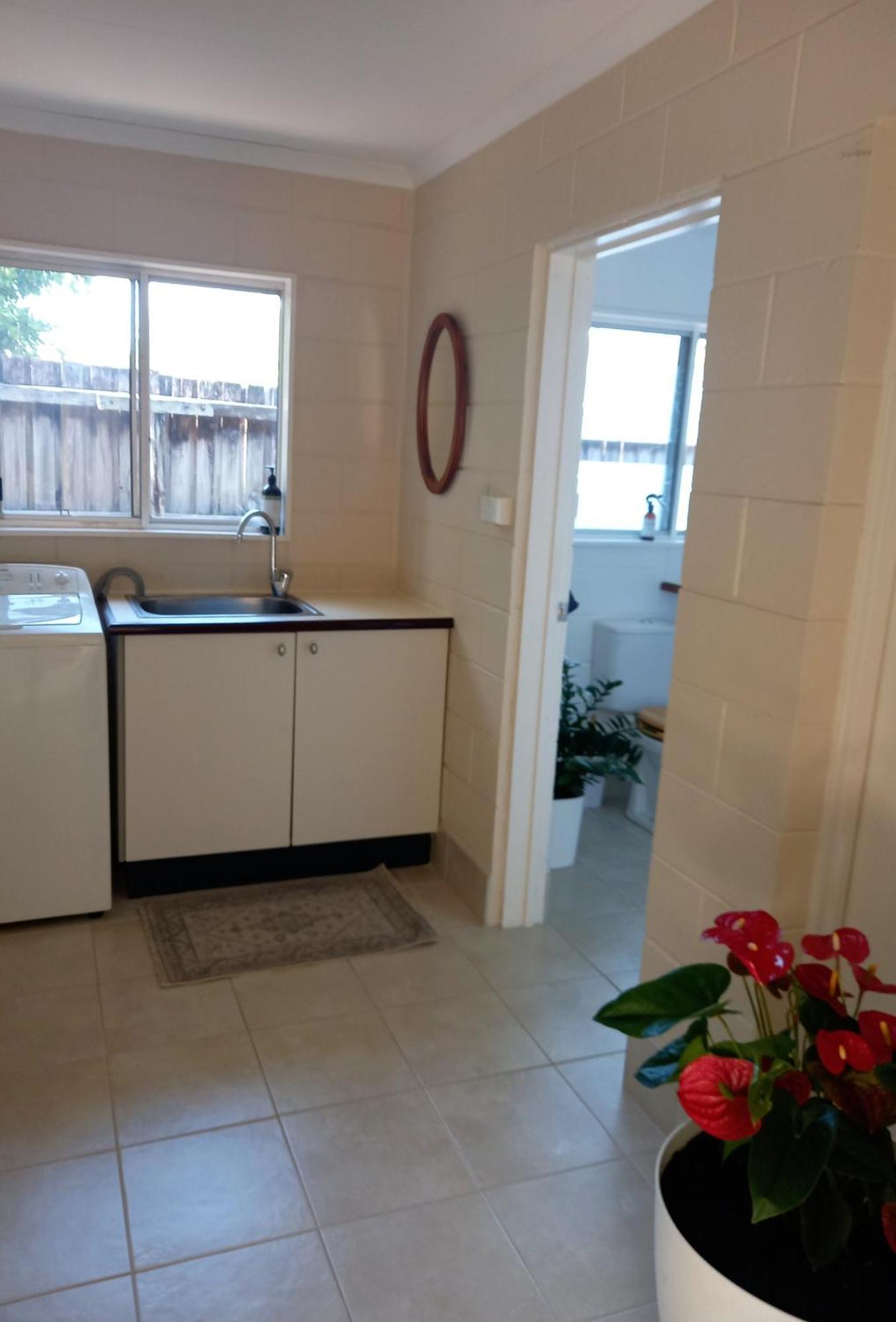 J & Ella'S Holiday House - 1 Bedroom, 1 Bathroom Home Cooktown Exterior foto